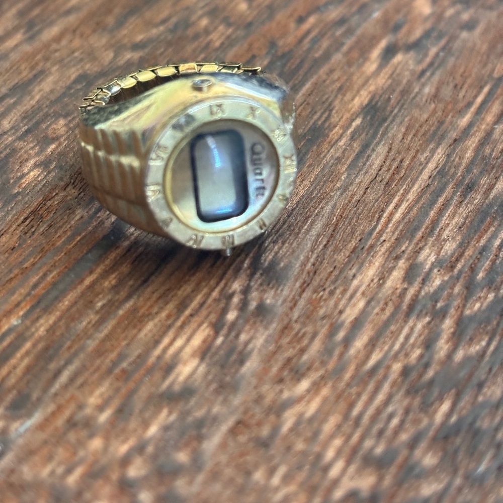 Vintage Quartz Gold tone Ring Watch